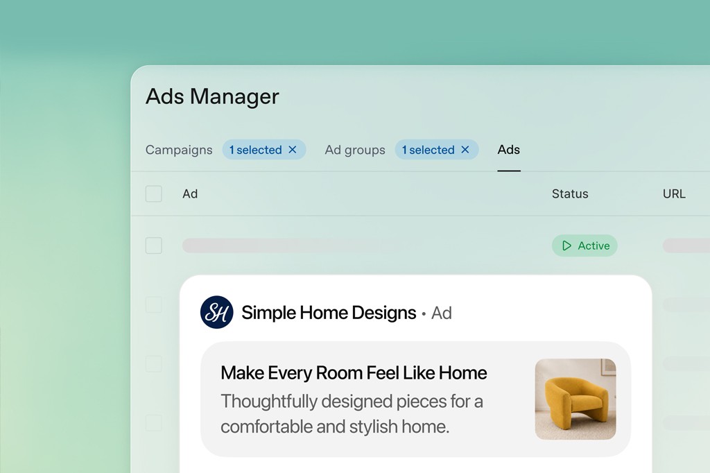 Interface de usuário de um gerenciador de anúncios, exibindo Ads Manager no topo. Abaixo, abas Campaigns, Ad groups e Ads, com 1 selected em azul para as duas primeiras. Uma lista de anúncios mostra um item com status Active e um card de anúncio da Simple Home Designs com o texto Make Every Room Feel Like Home e uma imagem de uma poltrona amarela