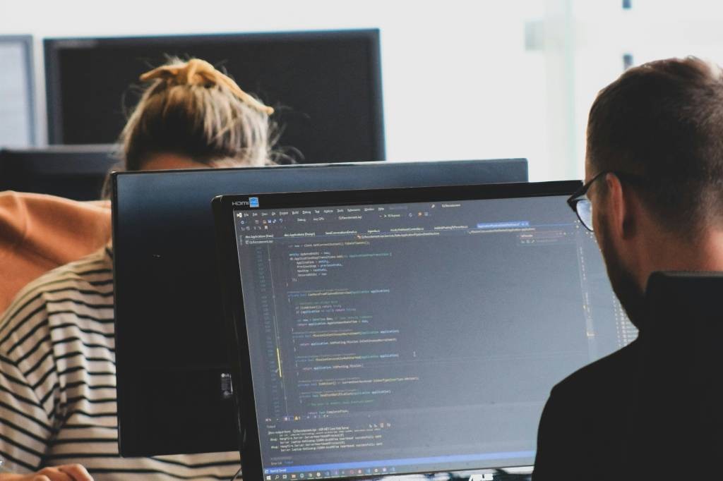 Santander e DIO lançam curso gratuito para criação de assistentes de IA para planejamento pessoal e profissional